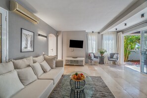 TV - Vacation Villa 'La Caleta Seaside  with Pool' with Sea View, Wi-Fi and Air Conditioning (Adeje)
