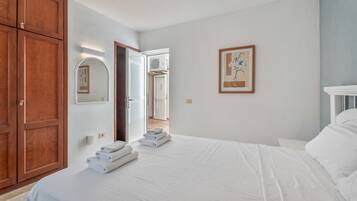 3 chambres, fer et planche à repasser, Wi-Fi, draps fournis