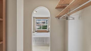 3 slaapkamers, een strijkplank/strijkijzer, wifi, beddengoed