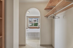 3 habitaciones, tabla de planchar con plancha, wifi y ropa de cama 