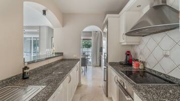 Een koelkast, een magnetron, een oven, een kookplaat