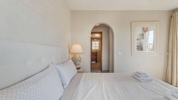 3 habitaciones, tabla de planchar con plancha, wifi y ropa de cama