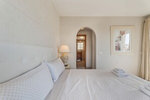 3 habitaciones, tabla de planchar con plancha, wifi y ropa de cama 