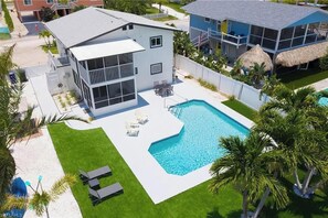 A heated pool - Coastal Villa • New Intro Pricing • Pool • Walk to Beach (Fort Myers Beach)