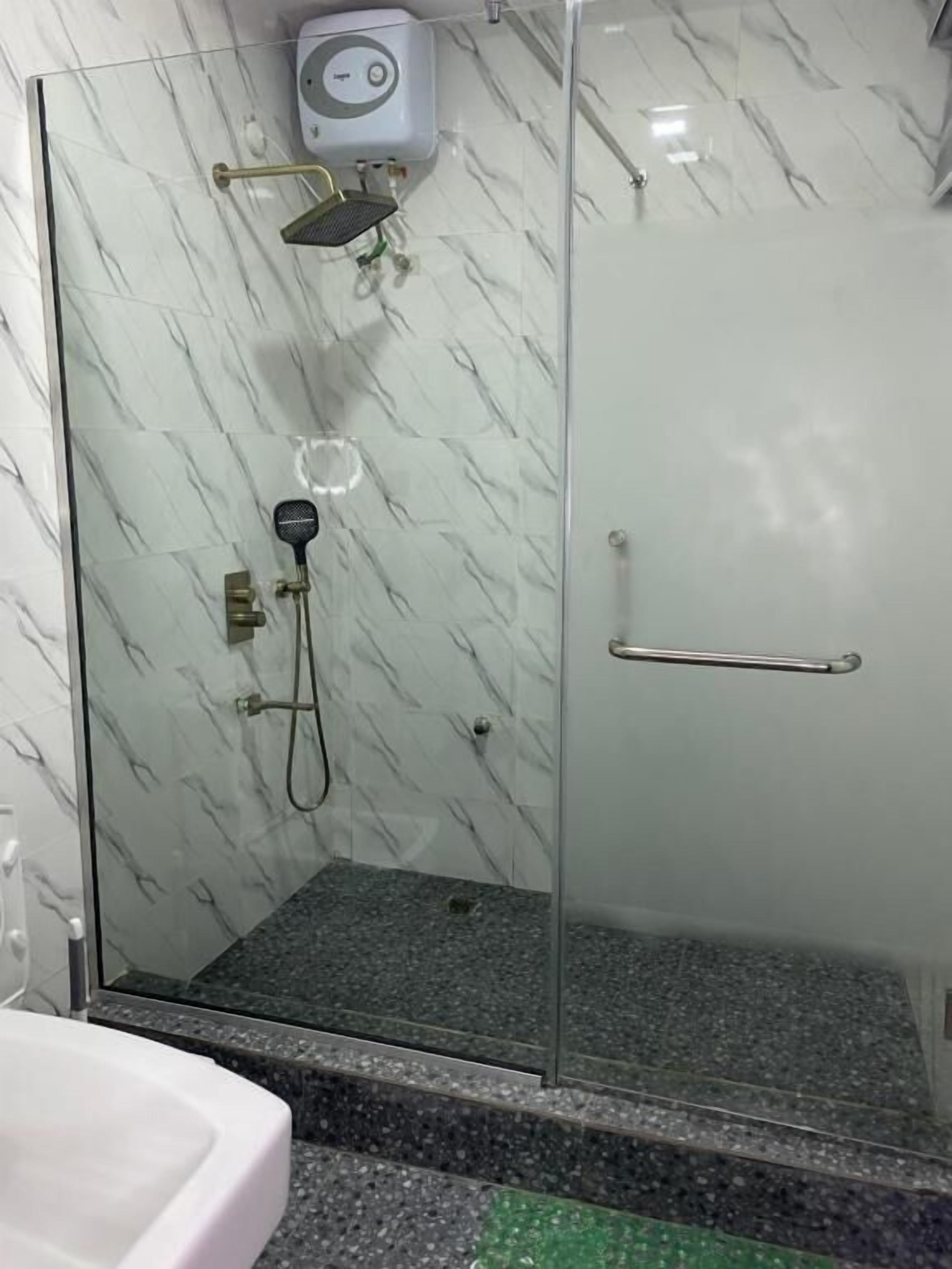 Combined shower/tub, free toiletries, soap, shampoo