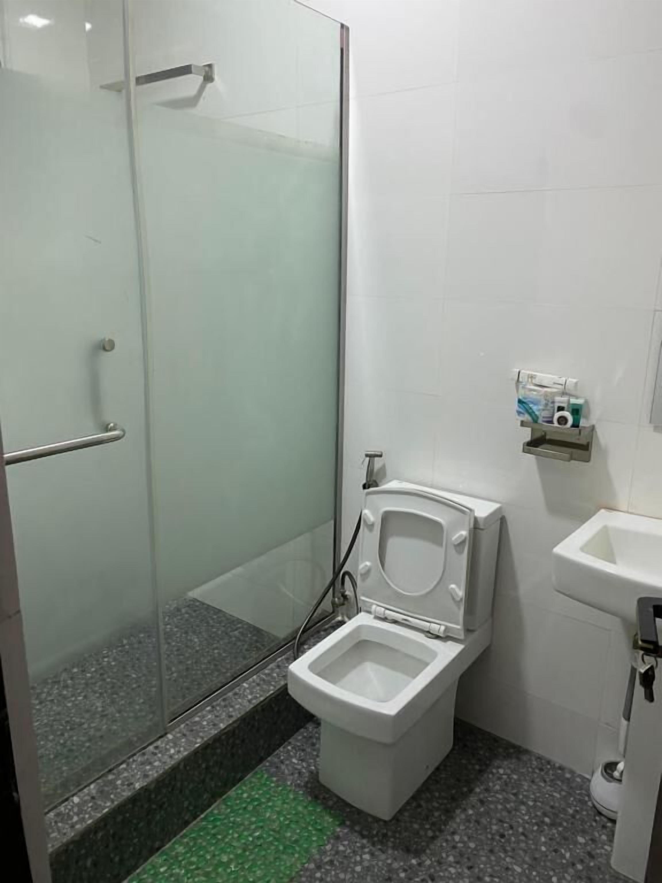 Combined shower/tub, free toiletries, soap, shampoo