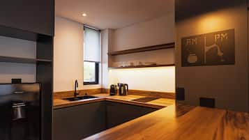 Habitación individual Premium, balcón | Caja de seguridad en la habitación y escritorio