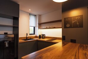 Chambre Simple Premium, balcon | Coffres-forts dans les chambres, bureau