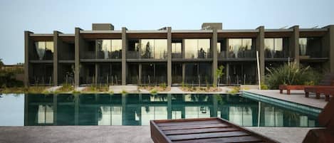 Una piscina al aire libre de temporada