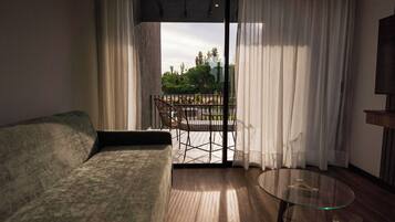 Departamento familiar, balcón, vista a la montaña | Caja de seguridad en la habitación y escritorio