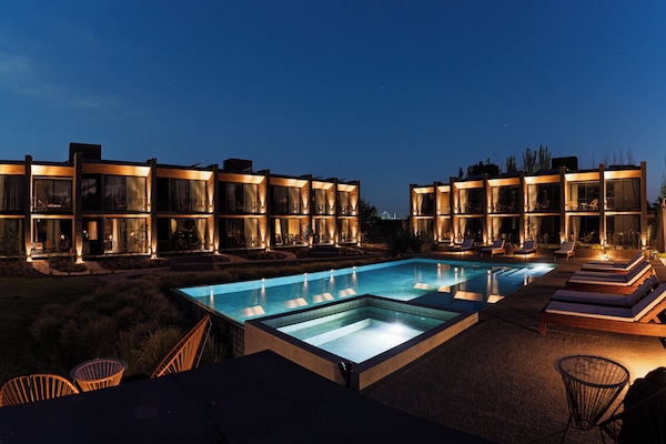 Una piscina al aire libre de temporada