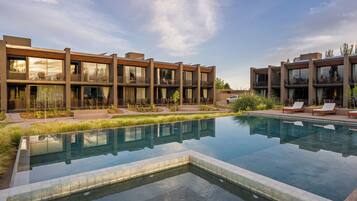 Una piscina al aire libre de temporada