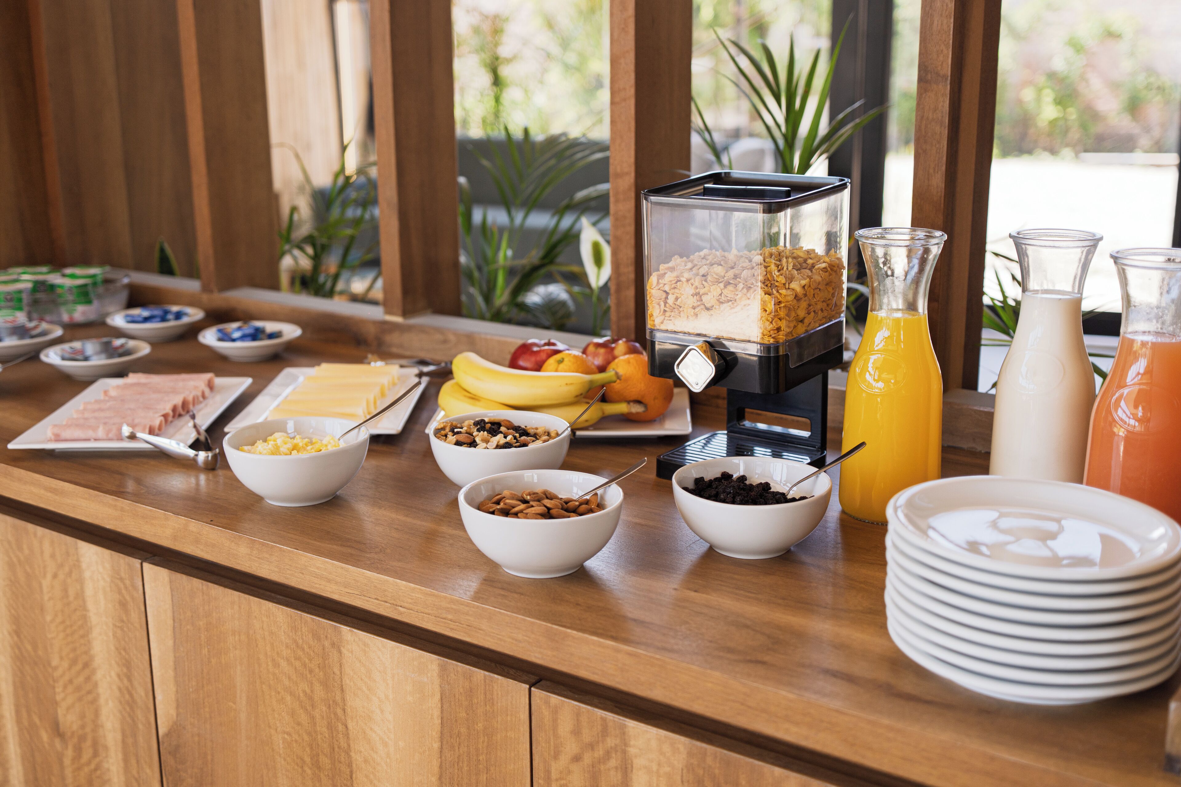 Un buffet de petit-déjeuner proposant une variété d'aliments et de boissons.