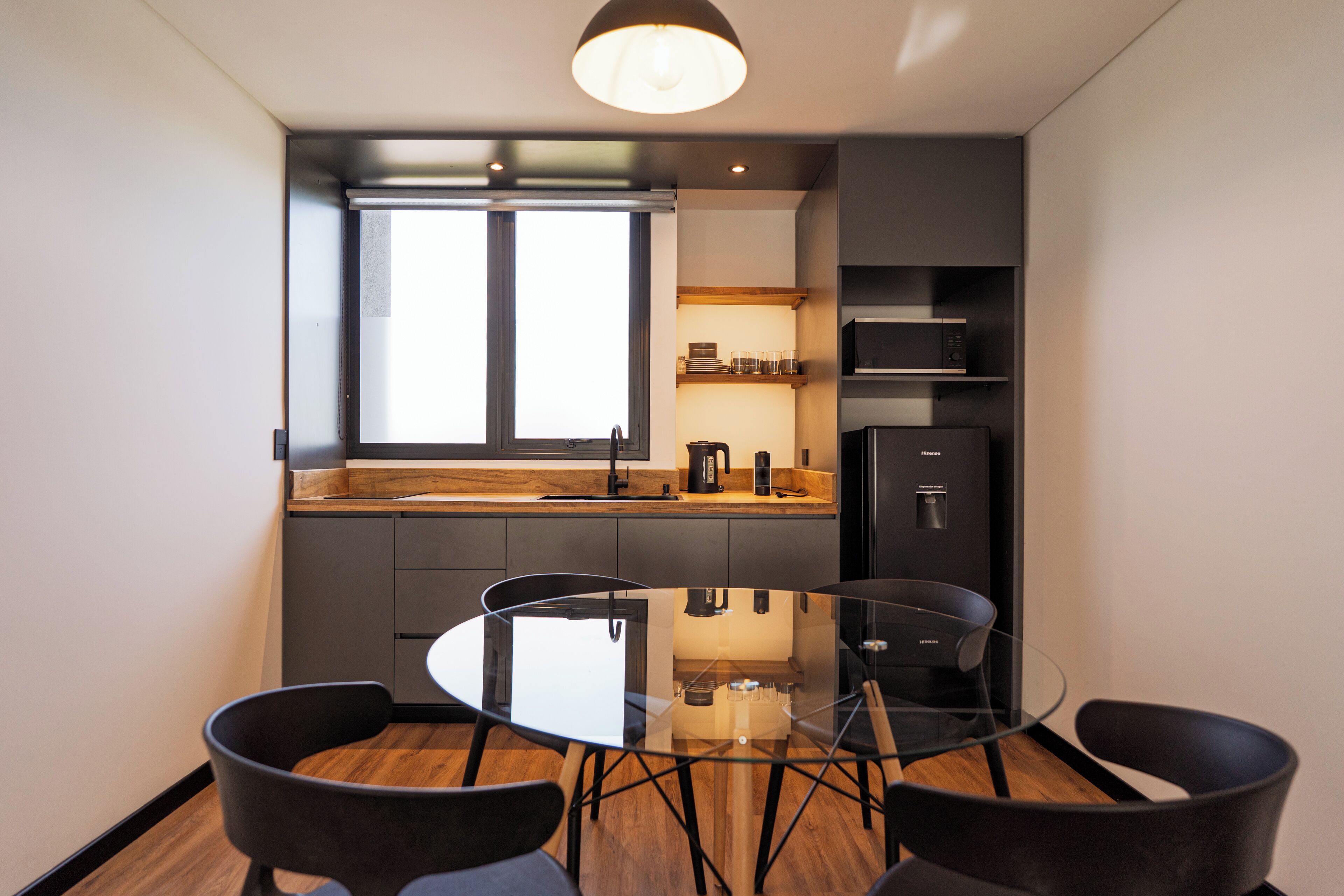 Caja de seguridad en la habitación y escritorio 