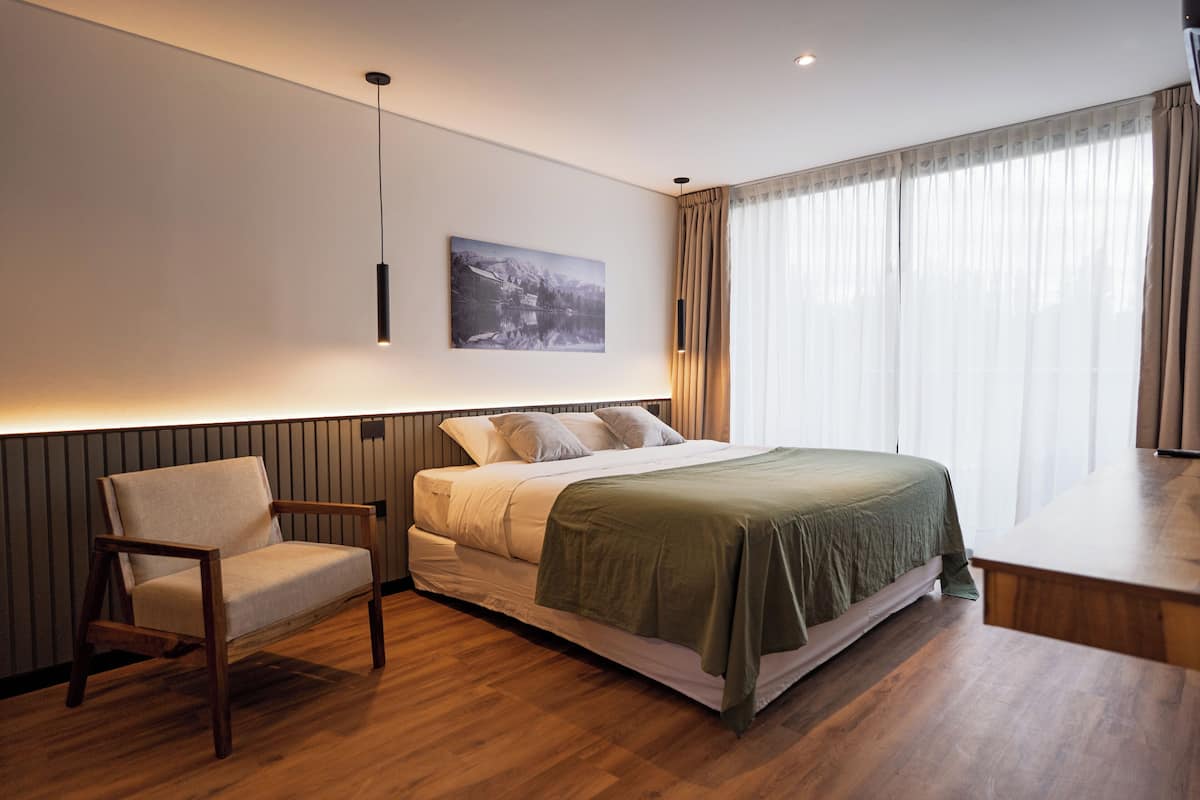 Premium-Einzelzimmer, Balkon | Zimmersafe, Schreibtisch, laptopgeeigneter Arbeitsplatz
