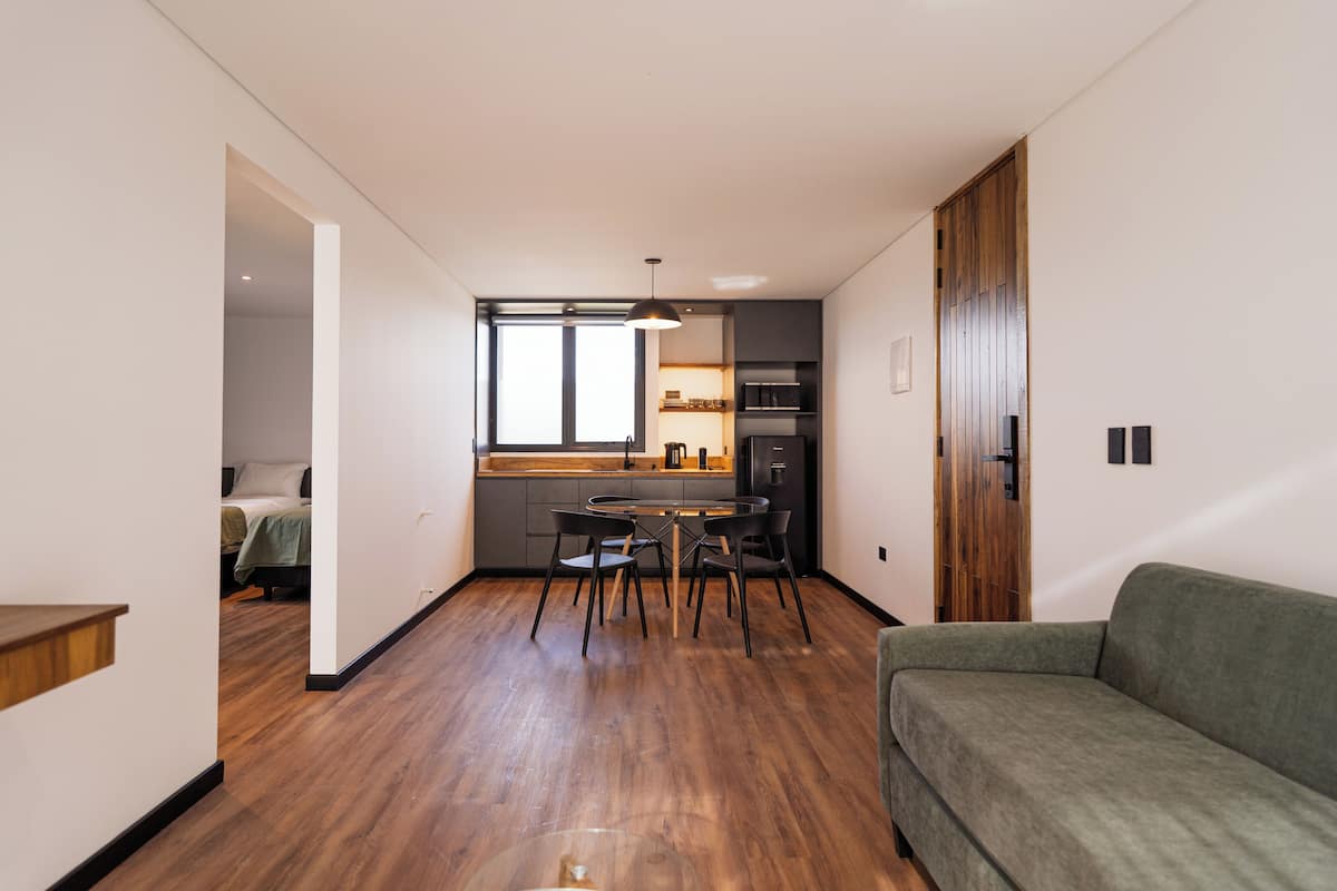 Familienapartment, Balkon, Bergblick | Zimmersafe, Schreibtisch, laptopgeeigneter Arbeitsplatz