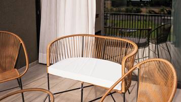 Departamento familiar, balcón, vista a la montaña | Caja de seguridad en la habitación y escritorio