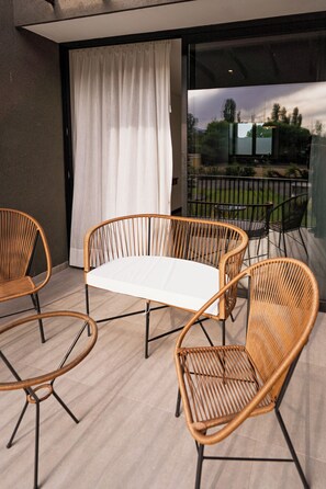 Appartement Familial, balcon, vue montagne | Coffres-forts dans les chambres, bureau