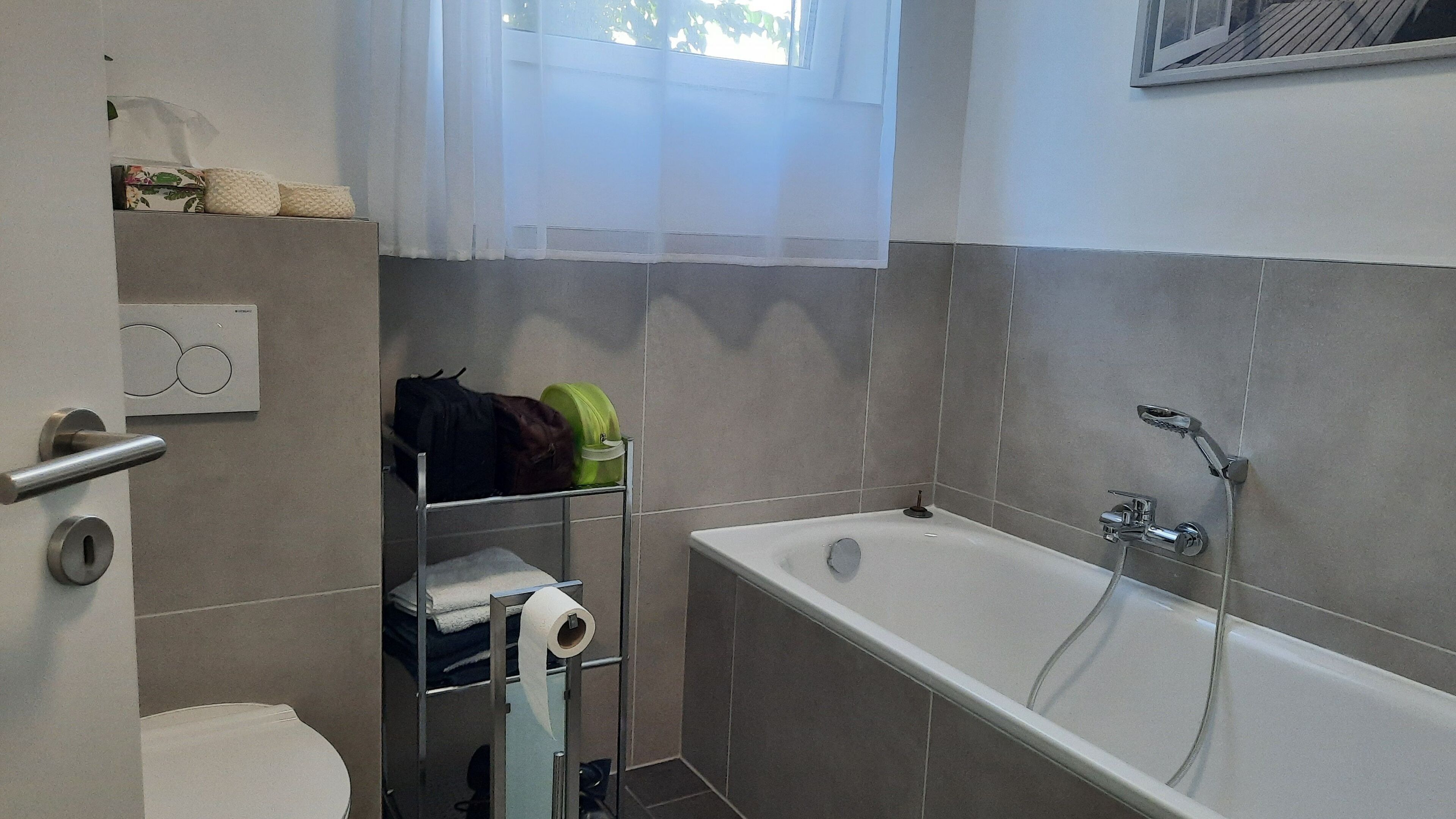 Haartrockner, Handtücher, Seife, Toilettenpapier