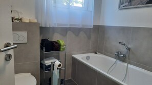 Haartrockner, Handtücher, Seife, Toilettenpapier