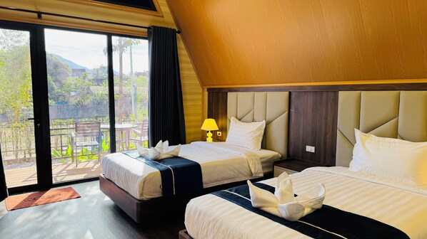 A hotel room with two beds, a view of the garden, and a wooden ceiling. - Nature Resort Vangvieng (Vang Vieng)