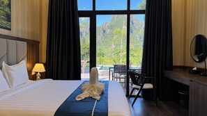 Deluxe dubbelrum - utsikt mot bergen | Värdeförvaringsskåp på rummet, skrivbord, gratis wi-fi och sängkläder