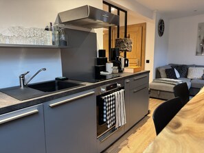 Kühlschrank, Mikrowelle, Ofen, Geschirrspüler