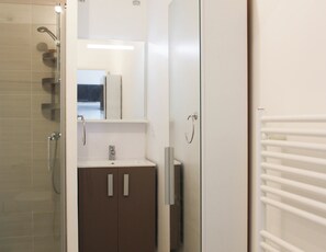 Dusche, Haartrockner, Handtücher