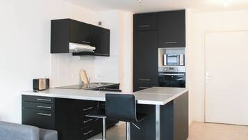 Frigorífico, microondas, lavavajillas y cafetera o tetera