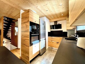 冷蔵庫、電子レンジ、オーブン、食器洗い機