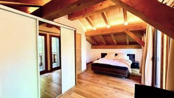 3 habitaciones y tabla de planchar con plancha