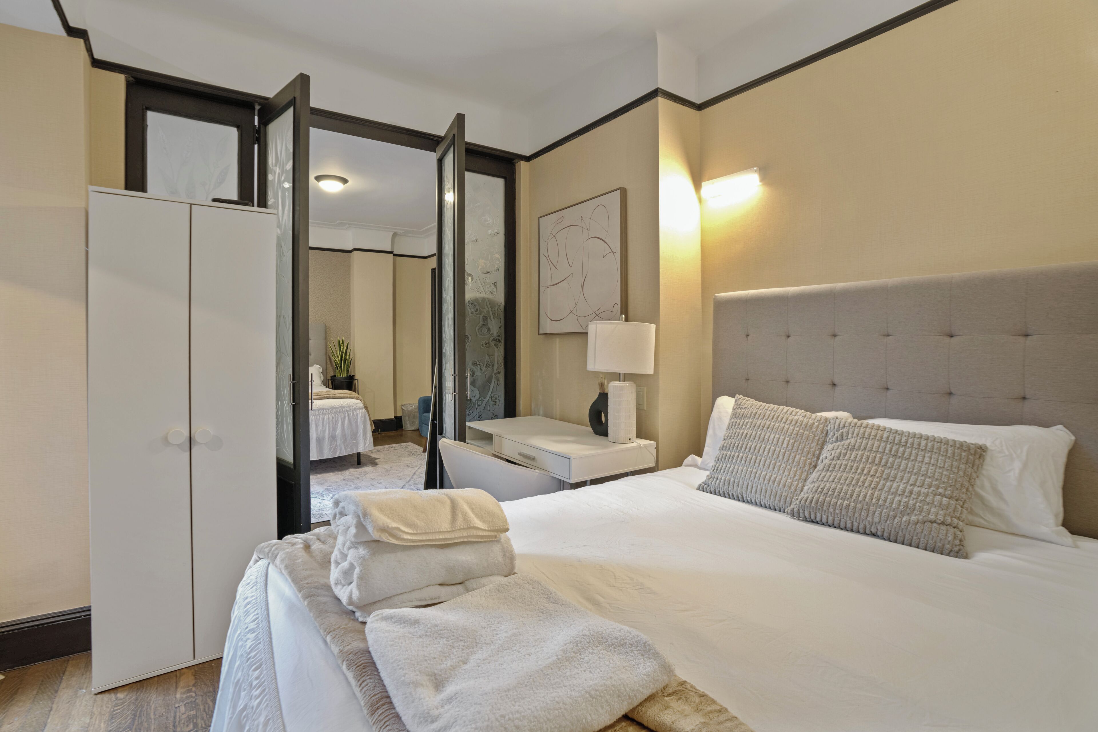 2 habitaciones, tabla de planchar con plancha, wifi y ropa de cama 