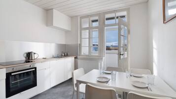 Frigorifero, microonde, forno, piano cottura
