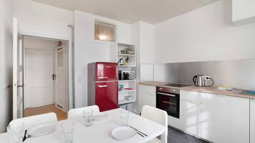 Frigorífico, microondas, horno y placa de cocina