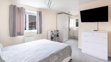 3 bedrooms, iron/ironing board, WiFi, bed sheets