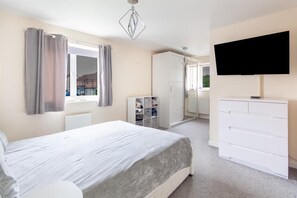 3 bedrooms, iron/ironing board, WiFi, bed sheets - Spacious detached home just 5 mins Weston-super-Mare beach Features 3 bedrooms (Weston-super-Mare)