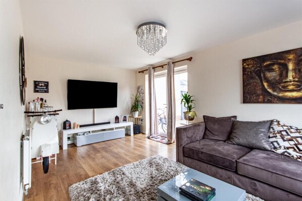 Living area - Spacious detached home just 5 mins Weston-super-Mare beach Features 3 bedrooms (Weston-super-Mare)