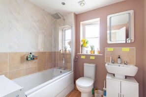 Shower, hair dryer, bidet, towels
