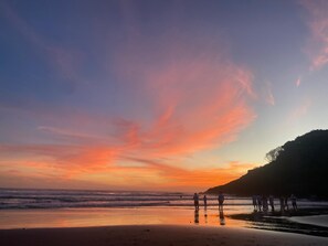 Ubicación a pie de playa, tumbonas y toallas de playa
