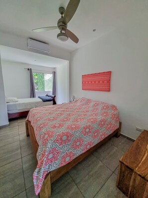 4 Schlafzimmer, Zimmersafe, Schreibtisch, Bügeleisen/Bügelbrett