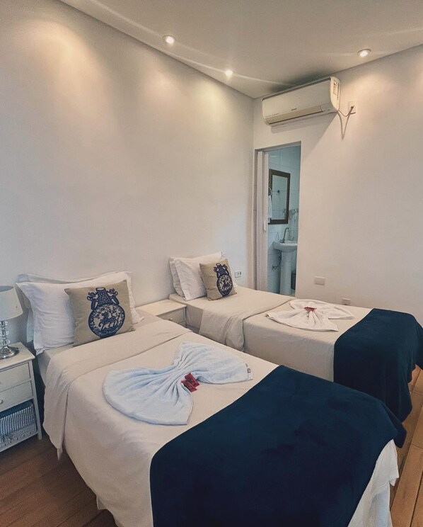 4 bedrooms, iron/ironing board, WiFi, bed sheets