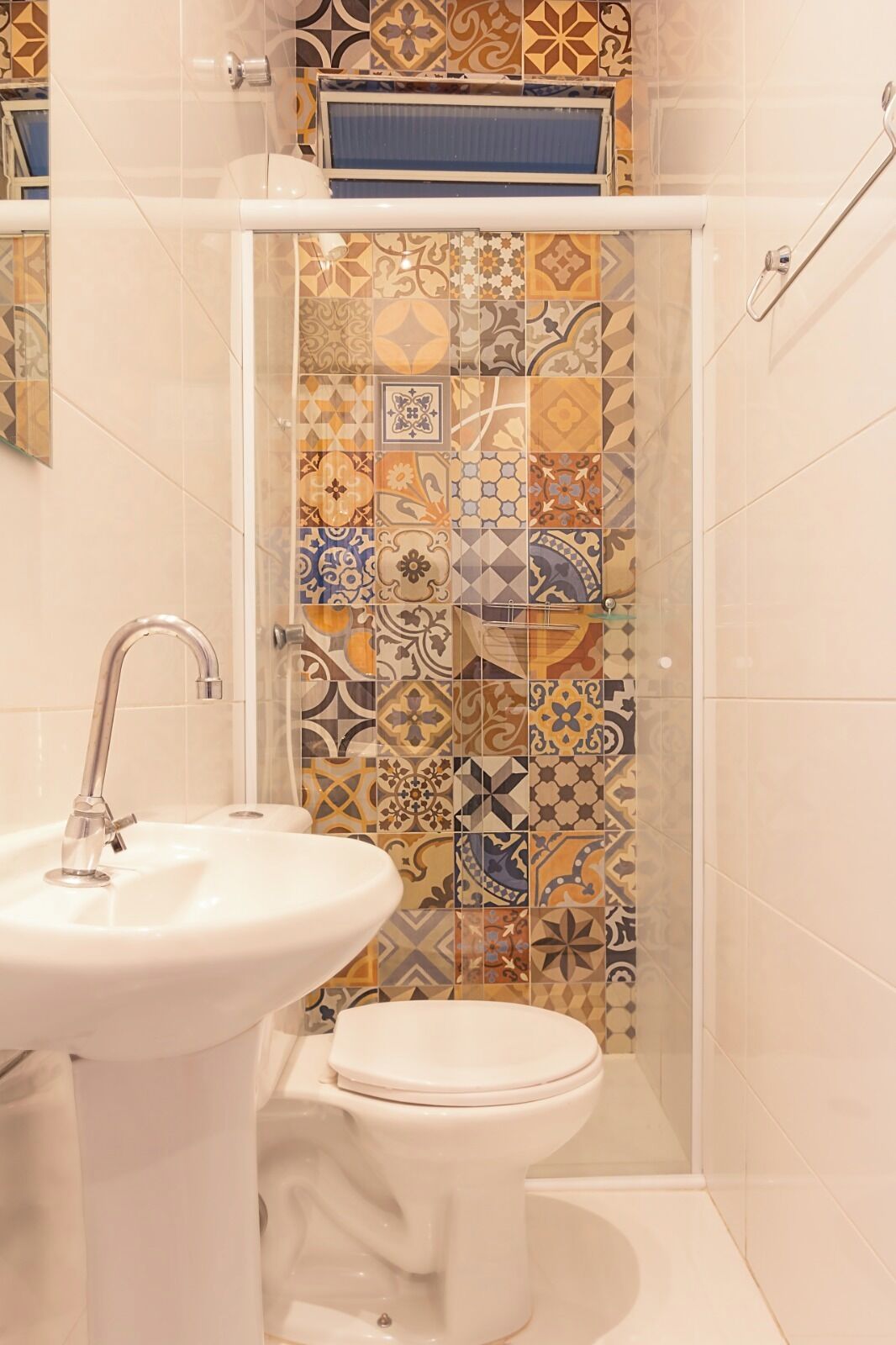 Secador de cabelo, toalhas de banho, sabonete, papel higiênico