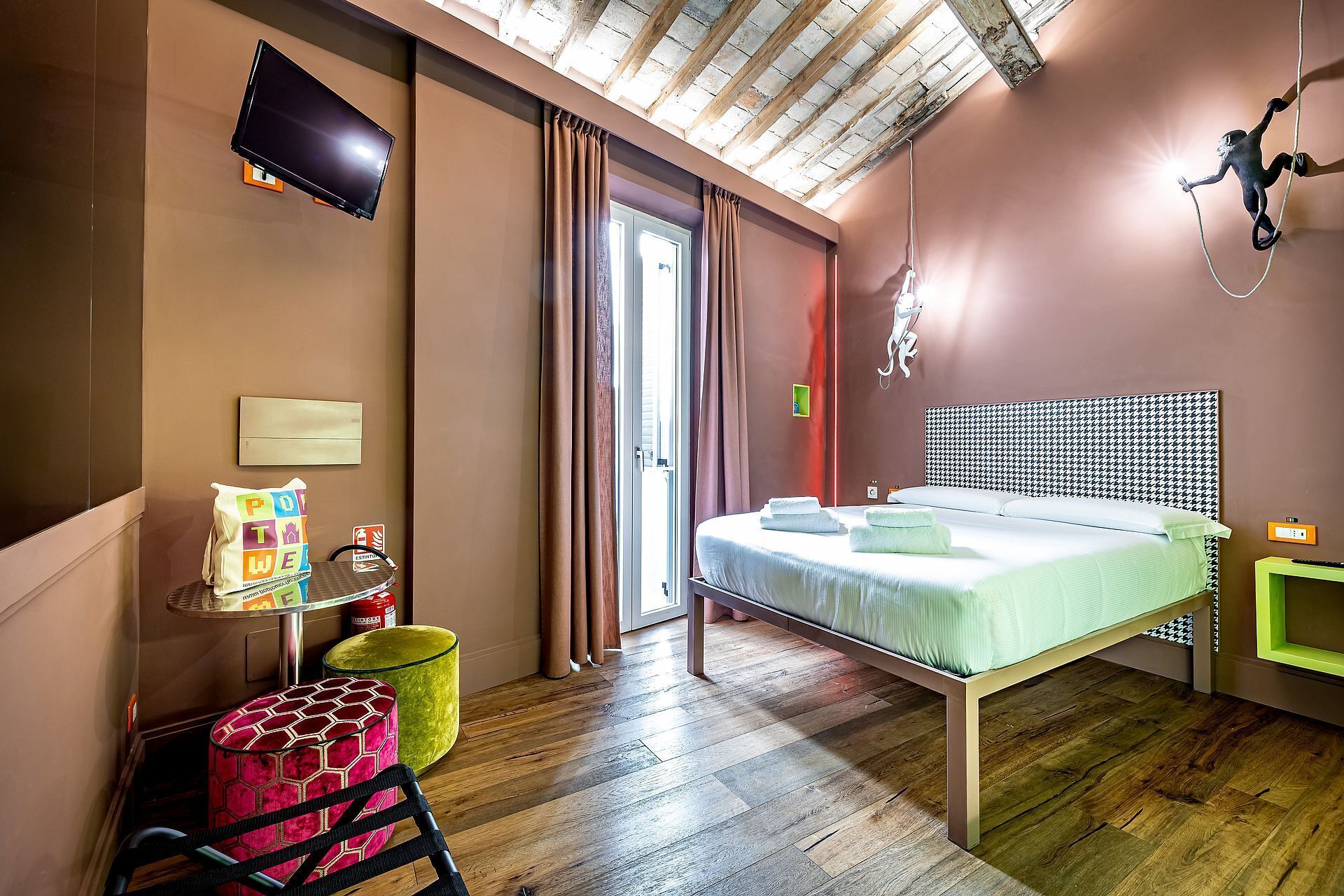 Classic Studio (Quarto piano) | Blackout drapes, iron/ironing board, free WiFi