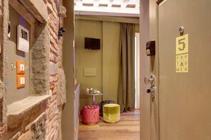 ستائر تعتيم ومكواة/لوح كي وواي فاي مجانًا