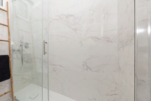 Douche, séchoir à cheveux, serviettes fournies