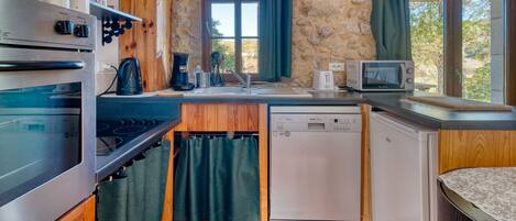 Een koelkast, een microgolfoven, een oven, een kookplaat