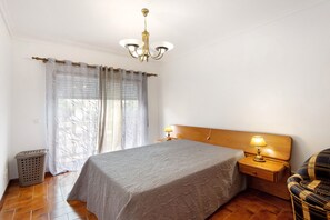 2 bedrooms, iron/ironing board, WiFi, bed sheets - Apartment 'Barra Sol - Lighthouse On The Beach' with Shared Pool, Balcony and Wi-Fi (Praia da Barra)