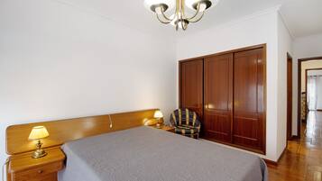 2 slaapkamers, een strijkplank/strijkijzer, wifi, beddengoed