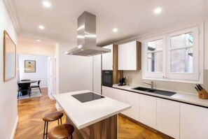 Een koelkast, een magnetron, een oven, een vaatwasser