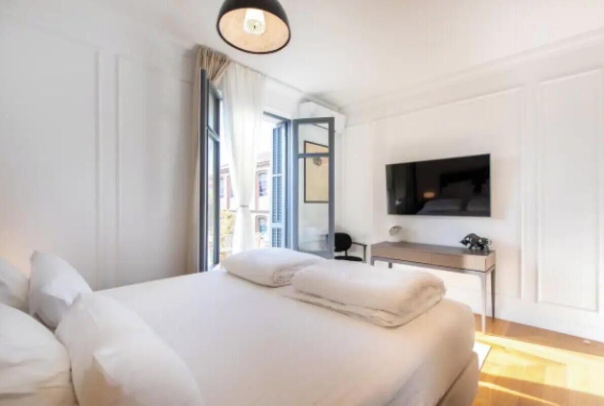 4 slaapkamers, een bureau, een strijkplank/strijkijzer, reisbedje